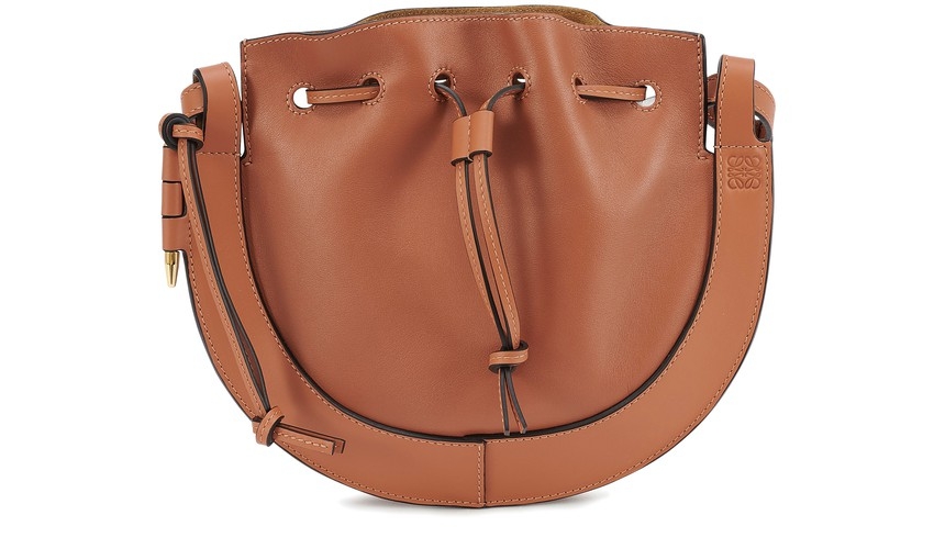 LOEWE Horseshoe small bag HK$13,100 優惠價HK$9694