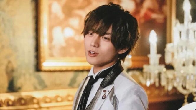 永瀨廉99年出生21歲,高174cm~他是King&Prince團體成員,他拍的劇反應也不錯,讓他的可愛模樣讓人記住。他的正面評價也很多,大多指他的樣子和為人都很善良,留著平瀏海讓他看起來很溫馴,有些女生們對乖乖的男孩子特別喜歡~