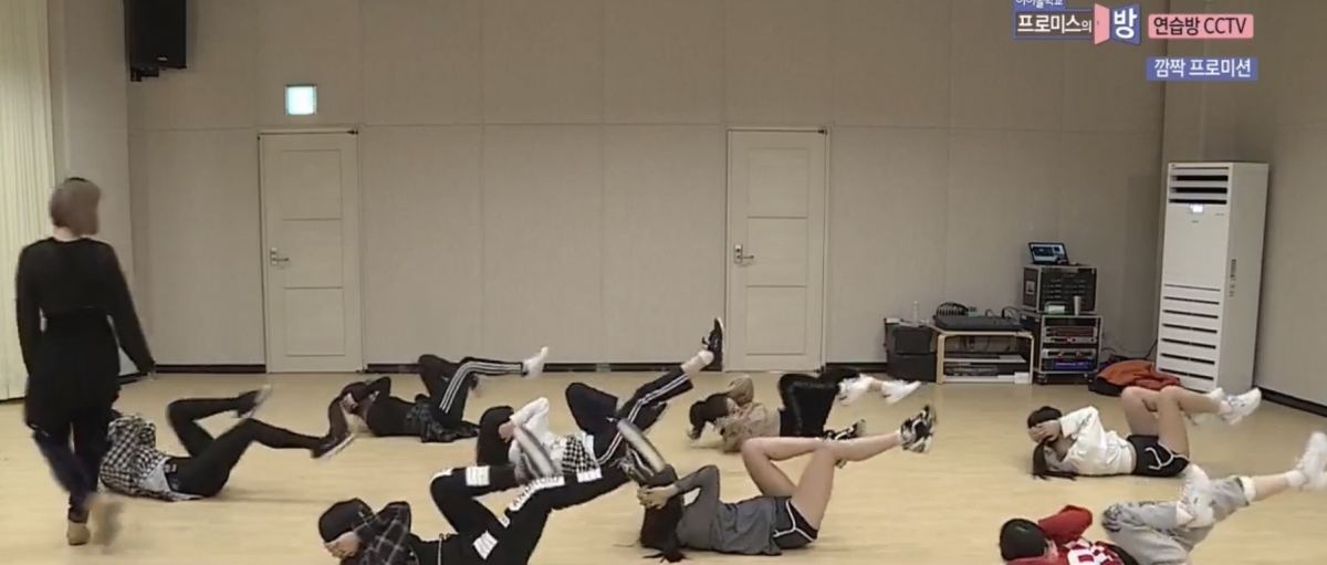 接著維持姿勢,把膝蓋碰相反手臂的手肘,左邊一下右邊一下,然後做這一組8下。想動作要做得更完美,就在腿伸直的時候停頓一下。女團虐腹操step5