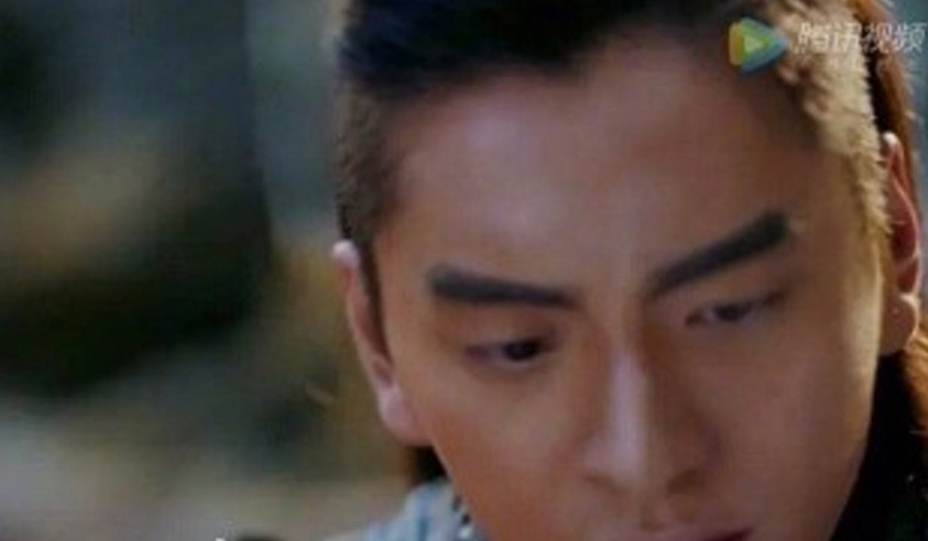 王大陸李沁15劇中還有一幕引起網民關注,那就是李沁妝容!肌膚白滑無瑕的她,在和王大陸親密對望「鼻頭交接」之後,王大陸的鼻樑多了一坨白粉,像是鼻子打了超誇張高光一樣!