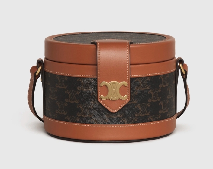Medium Tambour Bag在2020年的秋冬時裝秀上登場後瞬間成為話題,這款圓餅盒擁有如復古珠寶箱的外型,綴以經典的凱旋門標誌金屬扣