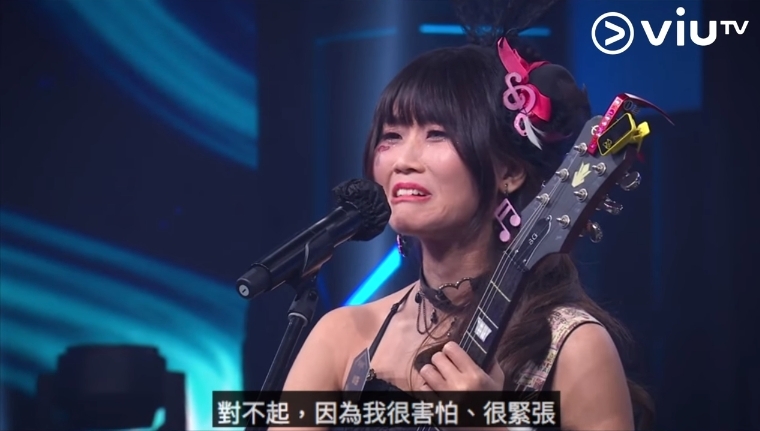 【全民造星III葉小妍】葉小妍聽到卓韻芝的批評後,情緒突然崩潰,並大哭:「對唔住,我好驚好緊張!我唔想離開呢個舞台住呀!」