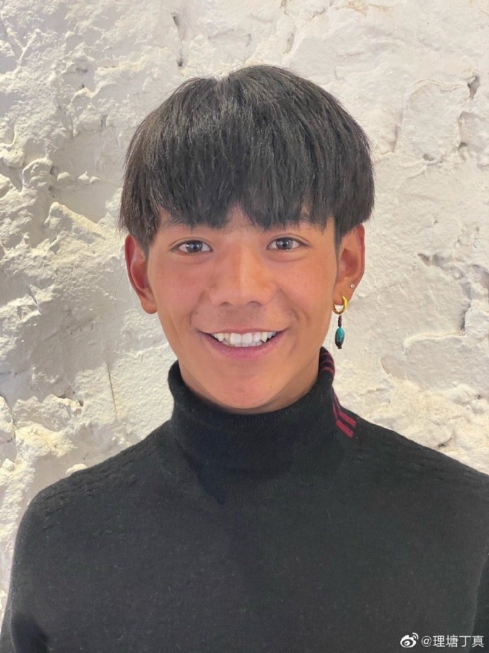 黃子韜日前主動邀約一位四川人氣網紅見面,並叫他留下聯絡方式,等拍完戲就去找他~得到黃子韜注意的就是近日在大陸爆紅的旅遊大使「理塘丁真」!