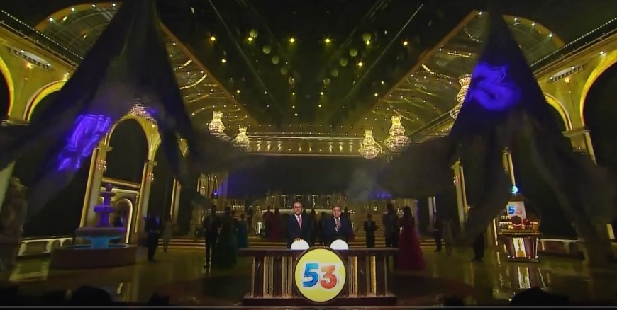 【TVB台慶2020】萬千星輝賀台慶2020於昨日舉行,怎料開場未夠幾分鐘就發生甩碌意外!劉溫馨在跳舞時竟甩了一隻鞋在舞台正中,余德丞和蕭正楠則慌張衝出去幫忙執拾。除此之外,整晚的台慶還有不少尷尬狀況,來看看這些場面吧!
