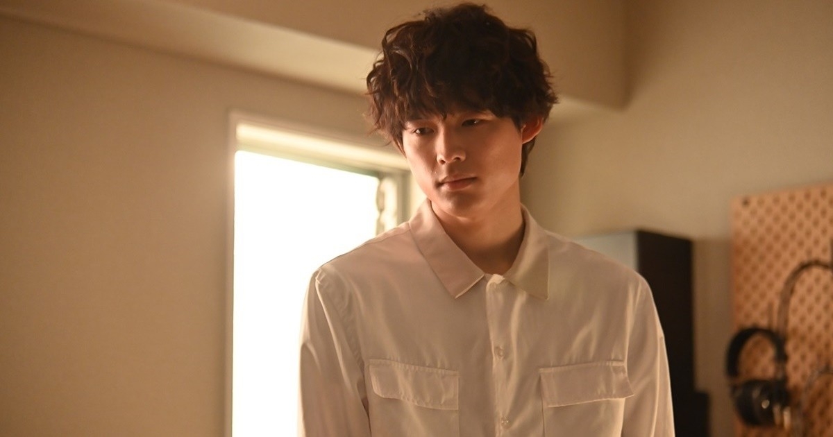 松村北斗95年出生25歲,身高177cm!他是SixTONES團體的成員也是一位演員。他的樣子算是沈穩的魅力型!鹽系的他有著文青的氣息,雖然25歲但是樣子還是挺稚氣!留著平瀏海但是電曲了的頭髮可能為他增添了氣質~