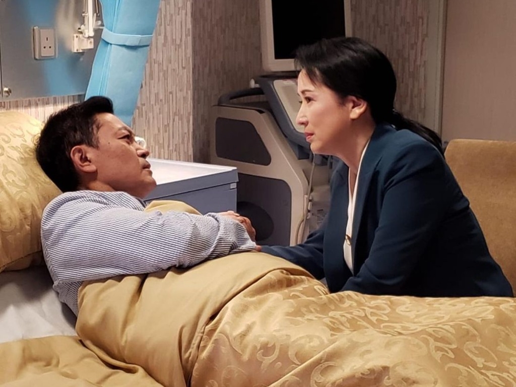 曾偉權病逝數天,不少觀眾也久久未能平復,這位從小看到大的演員突然因肺癌病逝,實在太遺憾。想不到在昨日,觀眾竟在螢光幕上再次看見他的身影,原來是他在《使徒行者3》中的戲份正在熱播,劇情讓不少網民感心酸,更嘆:「人生如戲」。