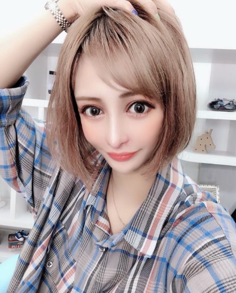 【整容】在有濾鏡下的「櫻井野之花」臉蛋細小而白嫩,配上無辜感的粉紅色眼妝、挺直的鼻子及小薄唇,超有可愛感。