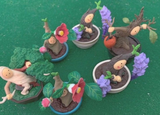 「熊貓之穴」的扭蛋設計也非常貼地，為動物和盆栽也加上「眼訓」和「累」的情緒，讓「頹廢風」的扭蛋陪伴著活在都市的人們。