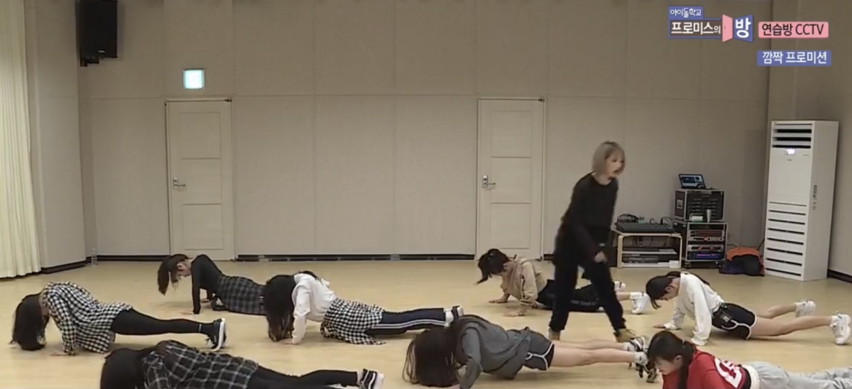 女團虐腹操step7b開始前可以休息10秒。手掌按地,加上用腳尖撐起身體,然後恍如做掌上壓般,只是在最高點,中間點和最低點(胸口還保持沒有碰到地上)都要有一下停頓。這個做4下即可。