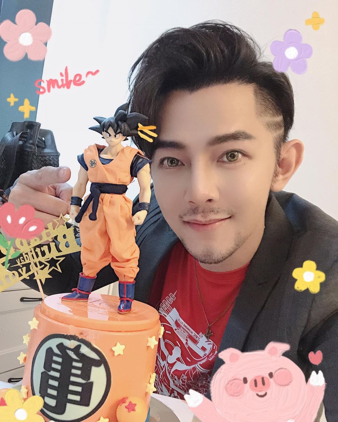 【飛輪海汪東城炎亞綸】有網民認為大東已變成了蛇精男的模樣,完全笑不出表情來,更好奇問:「中間果個打左幾多針?」
