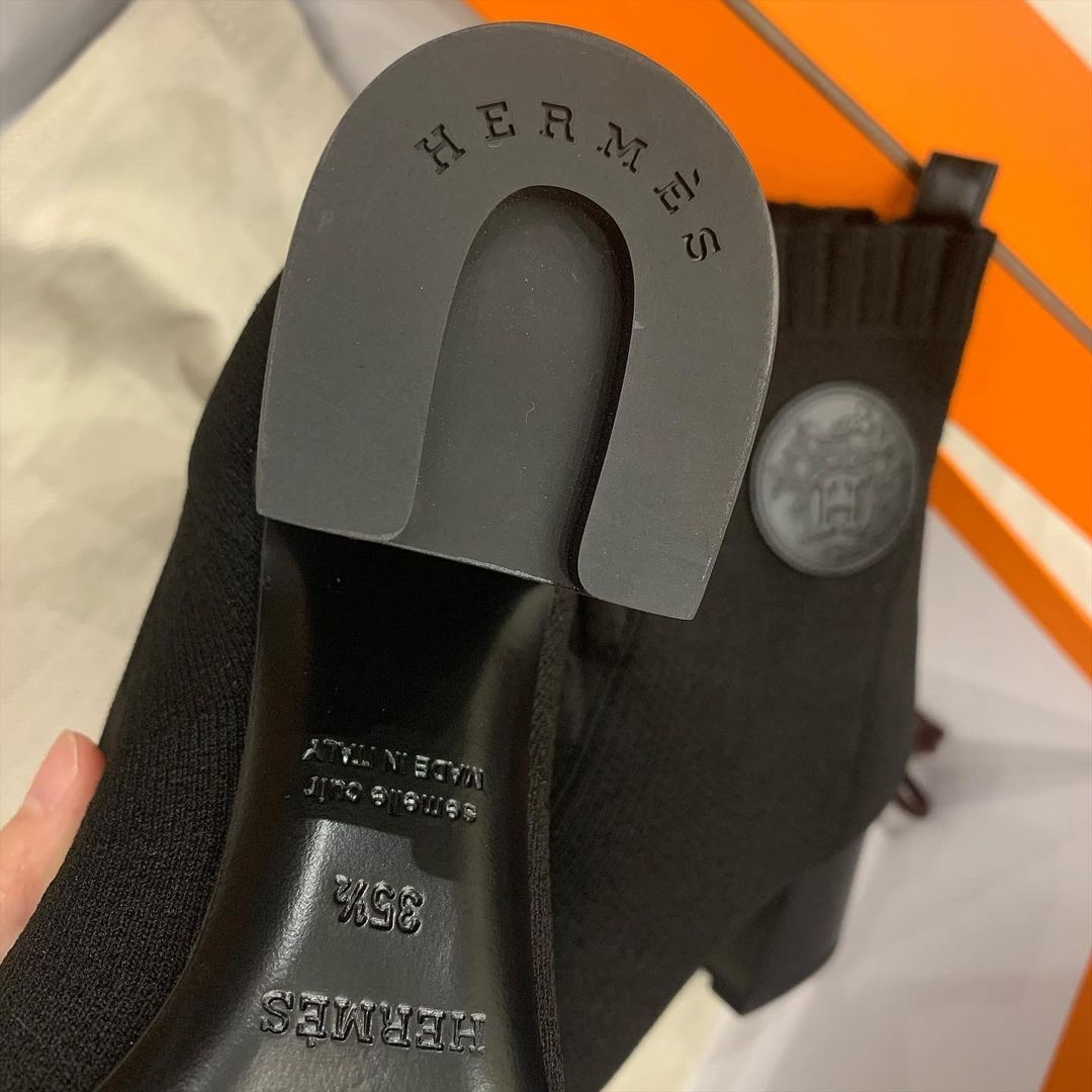 Volver 60 更有多款百搭配色，經典黑、海軍藍、氣質杏咖、仙氣奶白都一應俱存！鞋跟底部還有特別的馬蹄形設計