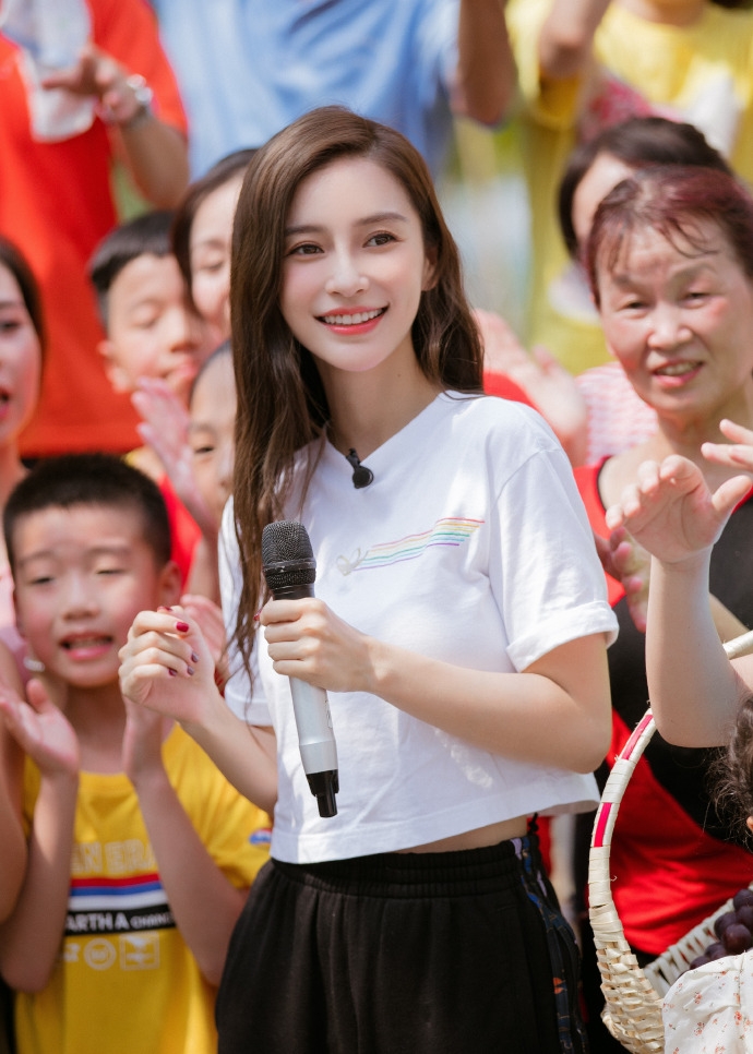 Angelababy近年鮮少拍攝影視作品,反而事業重心較多放在綜藝節目或網絡營銷的「直播帶貨」節目中