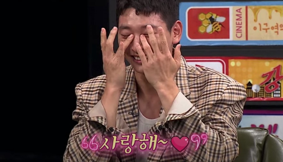 當談及女友倞利時，他也害羞掩臉，難掩情緒超激動更一度落淚，全因他心疼女友獨自在外承受流言蜚語而且默默等待服役期完成，他邊流淚邊甜笑的暖男畫面引起不少網民討論！