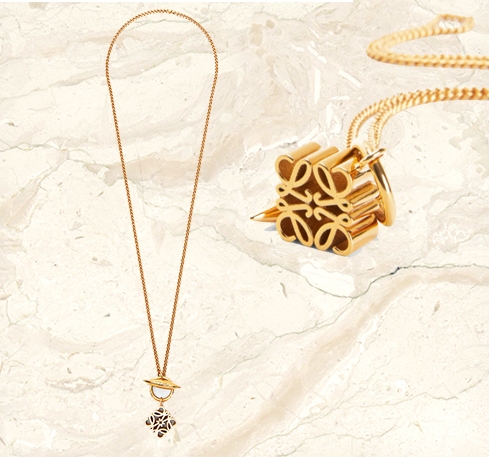  Loewe 的飾物也絕對是大家值得留意的一塊，而剛剛全新推出的 Anagram 系列也許會令你相當心動！