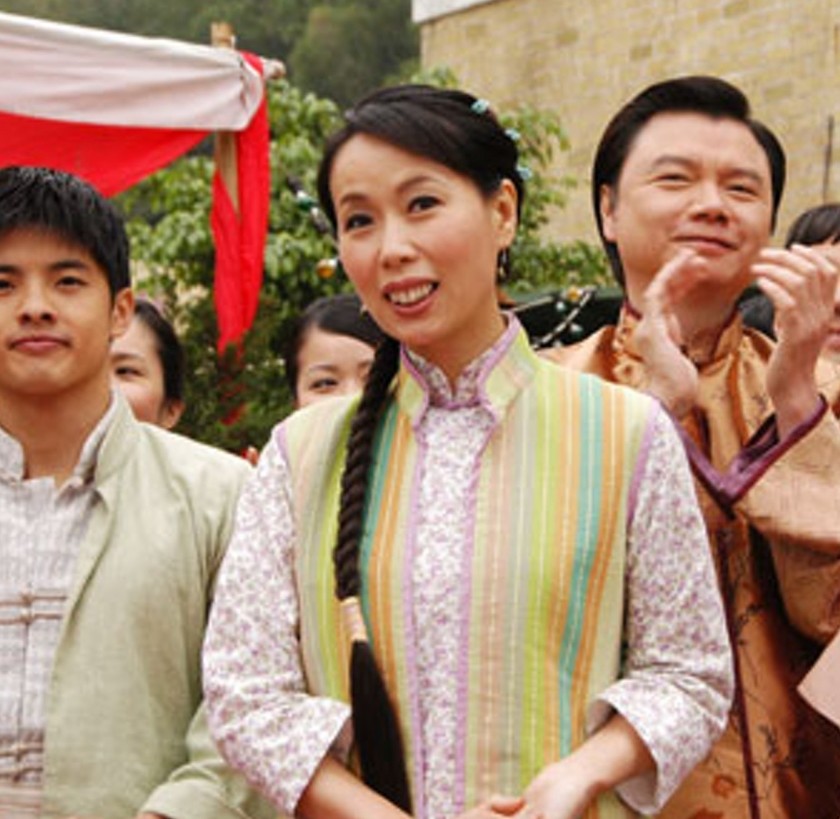 另一個深入民心的哨牙角色就是葉童!她在古裝劇《奸人堅》中飾演一個被取笑的哨牙妹,角色非常出眾而且惹人愛憐。她的哨牙很長,再配上她的長長瓜子臉型,就讓造型更醜~她本身也是個氣質女神,其甜心笑容最為迷人,想不到女神也可以變女丑!