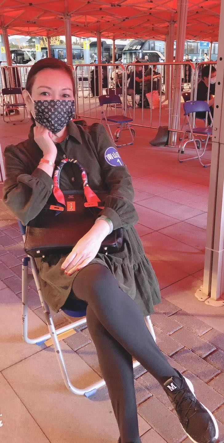 事源林作上載了一張王莉妮帶著口罩、抱著手袋坐在等候區的照片