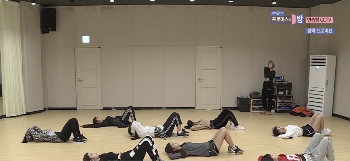 女團虐腹操Step1一開始先來個簡單的暖身動作,平躺在地上把手放在頭後,然後曲起雙腿,然後用腹部的力量把上半身抬起來,大概到肩膊離開地面的高度即可。