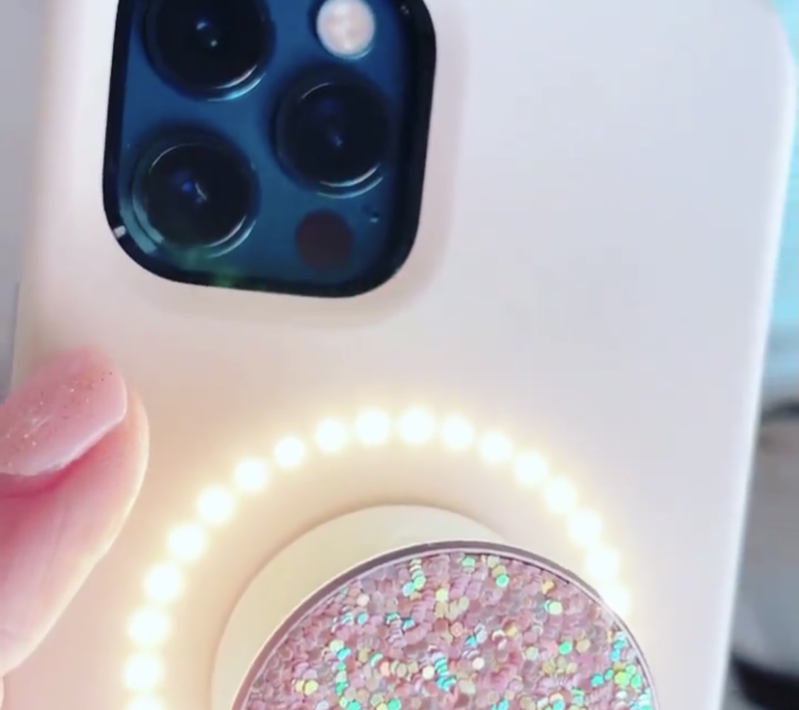 iphone12電話殼16愛美的女生隨時也可以有充足光線,做個專業的「網美」~這一款實用款的電話殼還顧及了愛設計感的女生,更推出粉色雲石款!