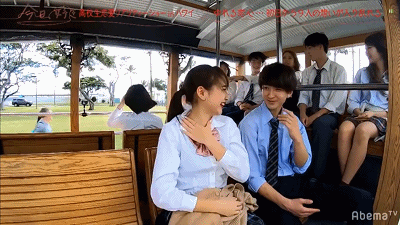 而當中 16 歲的女高生重川茉彌更是當中的人氣成員,在加入節目後很快就與 17 歲的成員前田俊成為情侶!