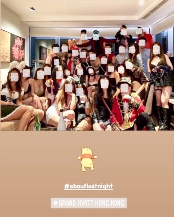 stacation 30事件後想不到還有更大單的「港女staycation」事件,昨日適逢萬聖節,除了蘭桂坊被逼得爆滿之外,君悅酒店一間酒店房也被逼爆。昨日有人在連登討論區中爆出了幾張萬聖節party照。在酒店房中共有31位港男港女開心合照,更tag了地點在Grand Hyatt Hotel。