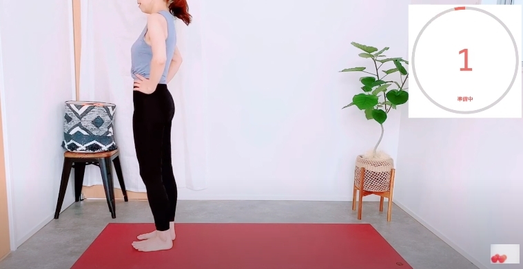 【瘦小腿運動】首先站立著,雙手叉腰,把右腳向後移,確保膝蓋貼住地面,會感受到右腳小腿有拉伸的感覺,而左腳則呈現90度角