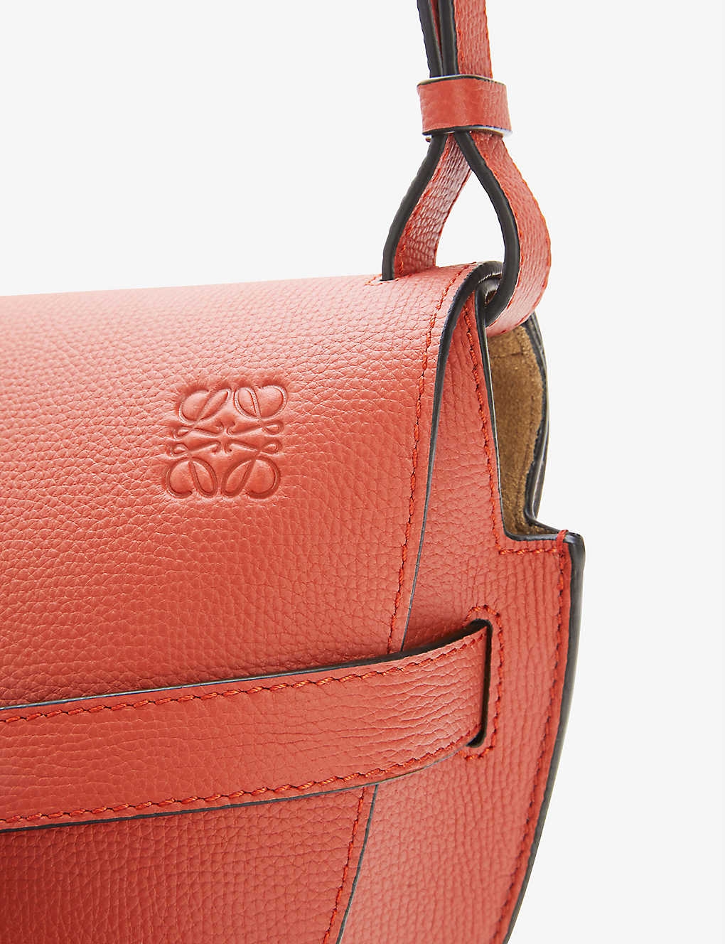 【LOEWE名牌手袋】LOEWE其中一款最有名氣的手袋就是「Gate」系列！以馬鞍袋為設計原形，再飾上超甜美的打結皮帶