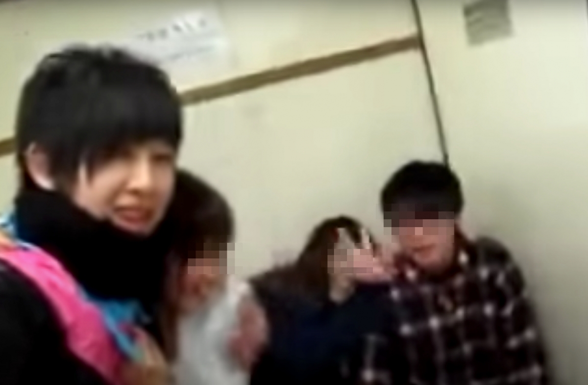 影片開首Manson與女性朋友交談並接吻,他即開玩笑大呼:「佢強吻咗我一啖,非禮啊!」二人對話夾雜英文及粗口,言談甚歡。其後他們更一同走進泳灘女廁,稱要進去看看友人性行為的過程。進內後就看見另一對男女疊腳並坐,並無不雅畫面。