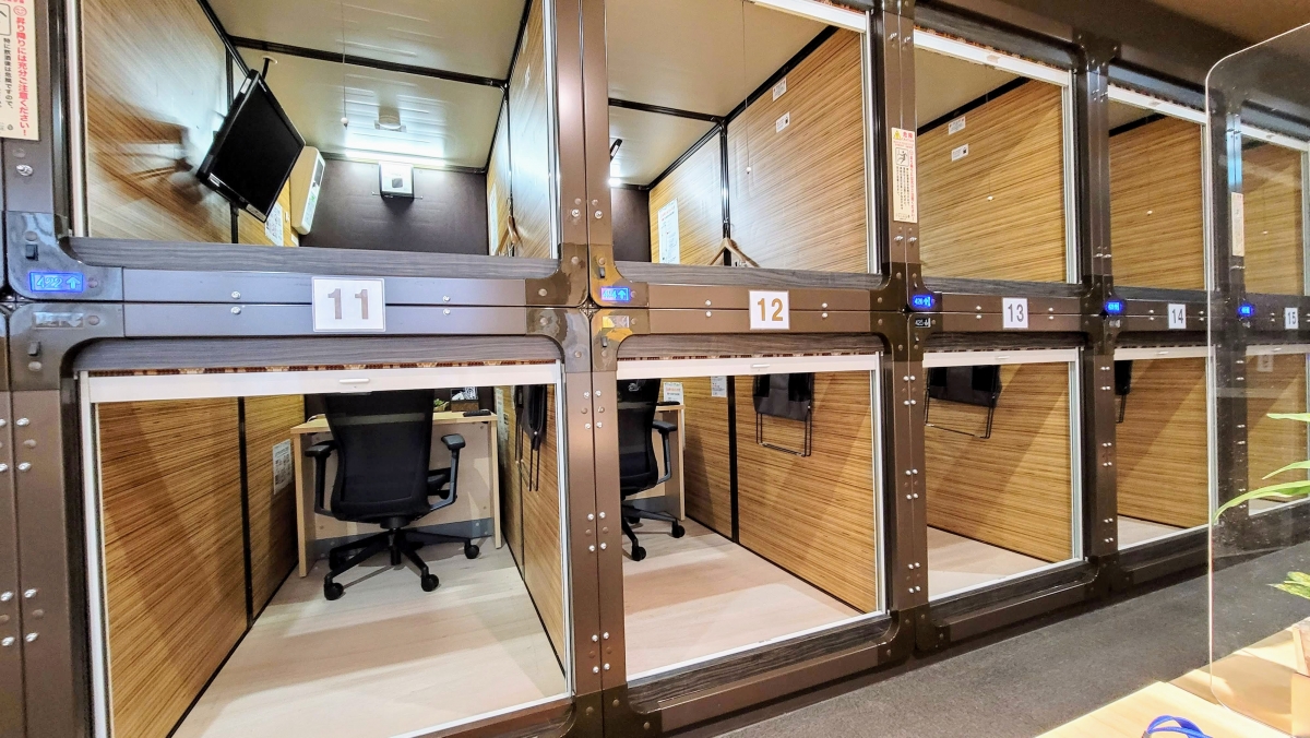 香港地方淺窄，有些人在家裏真的沒辦法工作。在日本市面上就已經有不少的膠囊辦公室出租！最神奇的是在日本的地鐵站中也有不少個，供乘客在乘車途中如急需開會時，就可以租用一個寧靜又方便的空間辦公。在日本這些膠囊辦公室可說是常常爆滿，非常受歡迎！