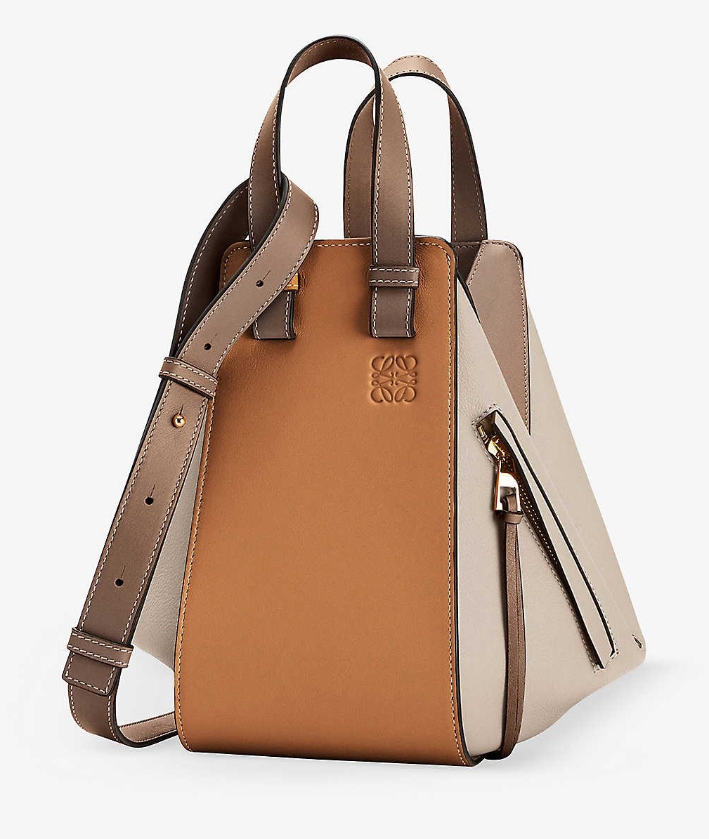 【LOEWE名牌手袋】這款LOEWE「Hammock」手袋相信大家也不陌生，以拉鍊式設計取代日常較常見的抽繩開合式