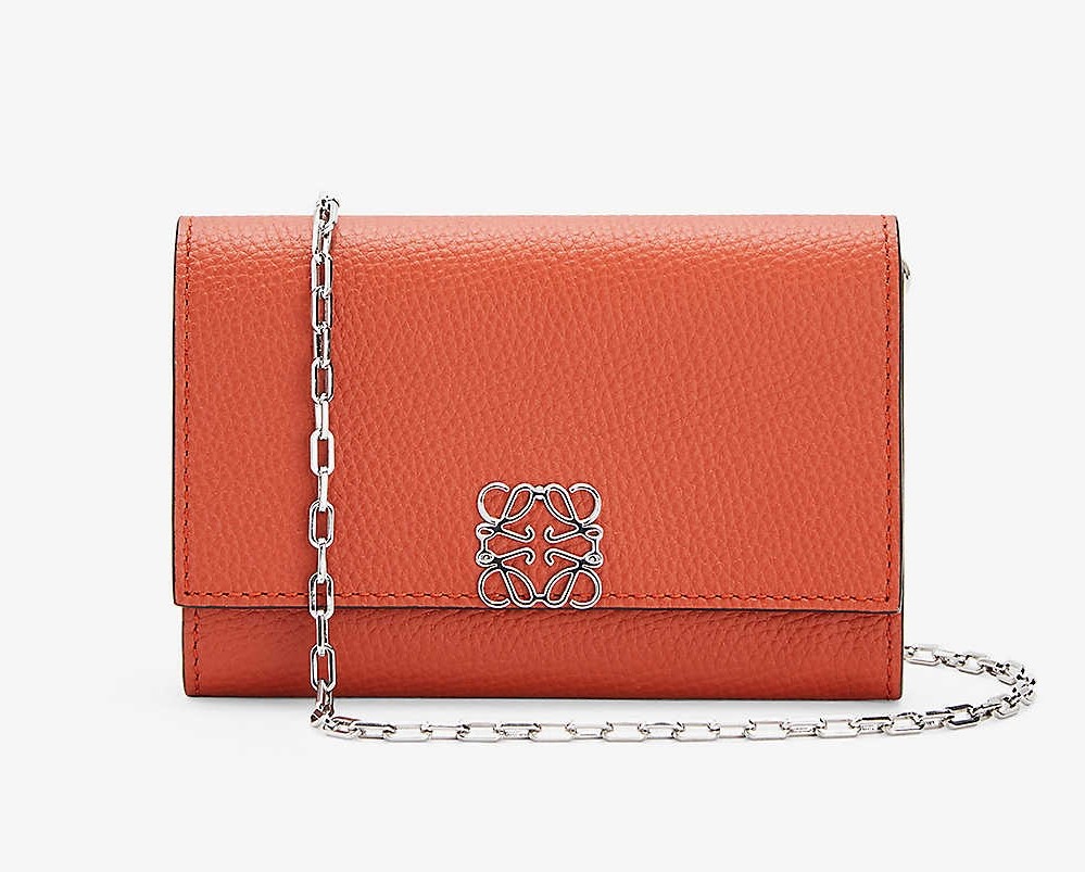 【LOEWE名牌手袋】這款LOEWE最基本的翻蓋手袋包夠簡約別緻，手袋的正下方的翻蓋位置以ANAGRAM花紋作小裝飾