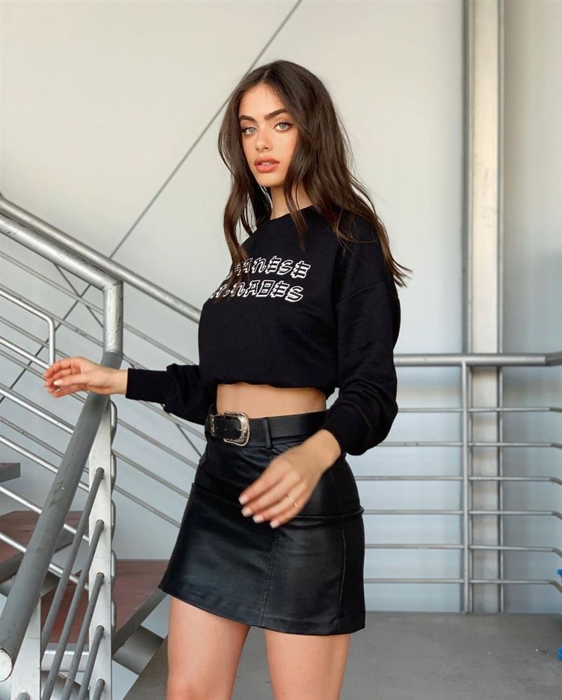 驟眼一看,今年頭三名的都是氣質魅力型美女,他們的五官精緻而深邃,眉毛都稍粗而且毛感重,鼻子尖尖配上厚唇,是歐美偏向自然真摯的臉蛋,而且氣勢都非常強悍。難道傳統清純甜美的樣貌熱潮倒退下來了嗎?