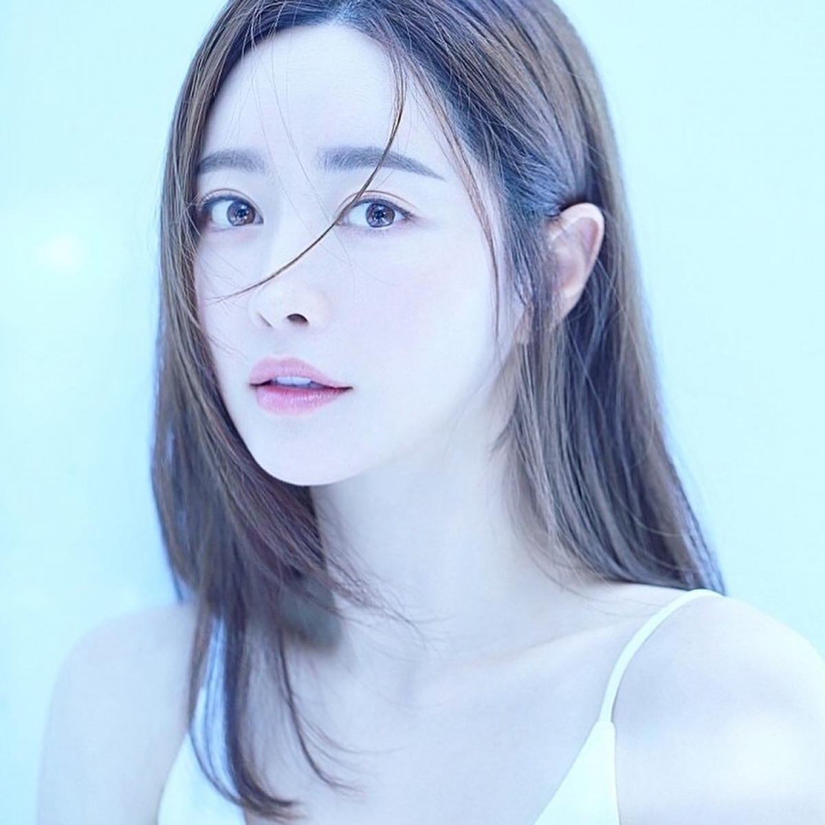 韓國一位女演員洪秀兒在2003年就出道,以幾部電影成名,以調皮可愛的形象深得民心!不過後來發展不順,她決定踏上整容之路。把自己特色的單眼皮整成大眾美女容貌,其後因受中國大陸廠商的合作邀請,便一心北上發展,6年內整容超過10次,有網民指她的樣貌淪為網紅臉,而且撞樣楊冪和范冰冰,連韓國人都嫌她整得太誇張。