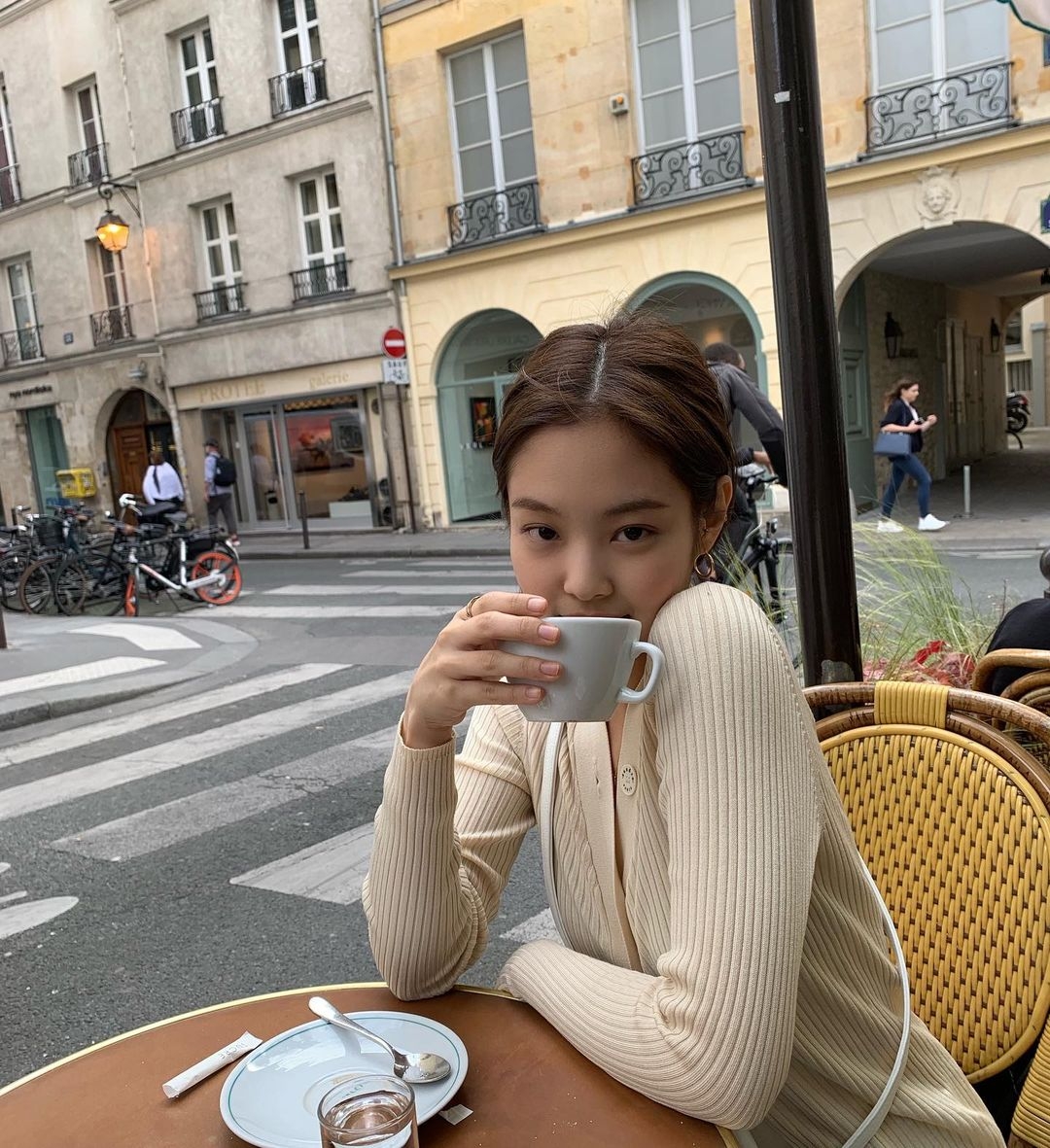 來到咖啡店，點一杯咖啡或拿鐵應該就是必備的，對於打卡而言，同樣十分重要。這杯飲料不但能滿足你的口腹之慾，更能成為打卡時十分實用的道具！