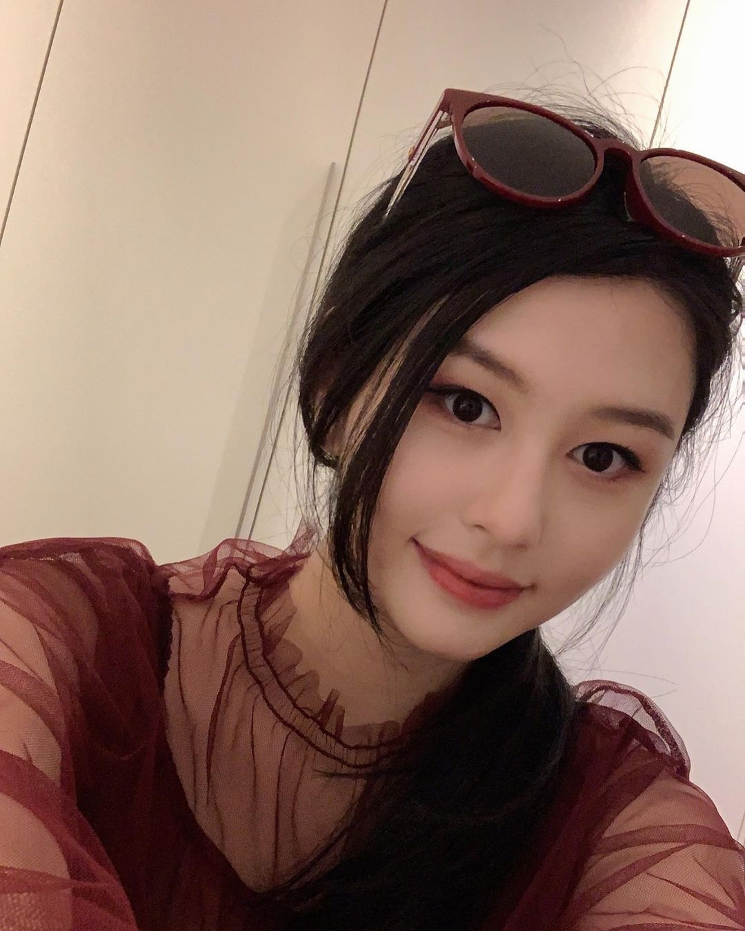 【沈月-邱淑貞】沈月這兩張頭上架了太陽眼鏡,身穿酒紅色透視裝,更塗上紅色唇膏的她已散發輕熟女味道,被網民指超似賈曉晨