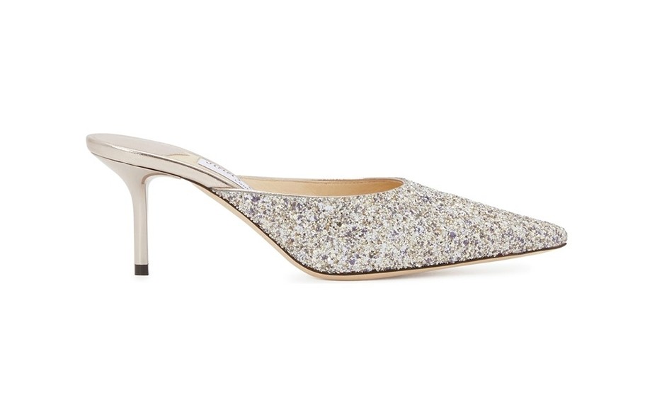 【Jimmy Choo婚鞋】這雙水鑽微高跟鞋比較適合夏天的婚紗款式,特別是一些較輕盈的婚紗,配搭這雙超多閃鑽亮片,加上尖頭設計,盡顯優雅氣質!