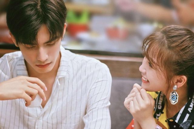 01e2d2dcb9a6fca34385c8977d48cb6f近日在香港一個愛情討論區中,一個帖子獲大批網民洗版!內容是由一位男生投稿,呻女友思想守舊,在他灌醉女友奪去她的初夜後,指女友耿耿於懷,串女友「來自清朝」。一眾網民發現此灌醉強逼女友發生性行為的舉動疑涉迷姦,紛紛求報警處理,希望保護女生的身心安全。