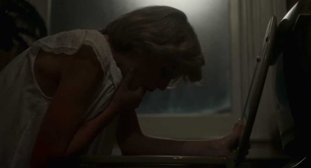 後來戴安娜的情緒甚至更崩潰到患上了暴食症—夜深時情緒不好就偷偷到廚房找食物塞飽自己，回房間後又開始扣喉，不斷輪迴，這一幕在《王冠》一劇亦有重現！