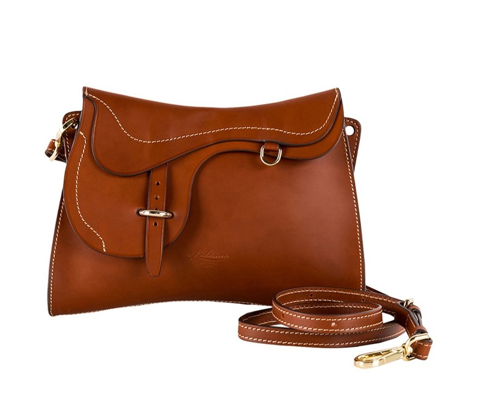 【MIRTA網購手袋】最後必買的還有這款外型帶小波浪的OSELLA翻蓋款手袋,不走一式一樣的保守翻蓋款,反而跳出了傳統的框框