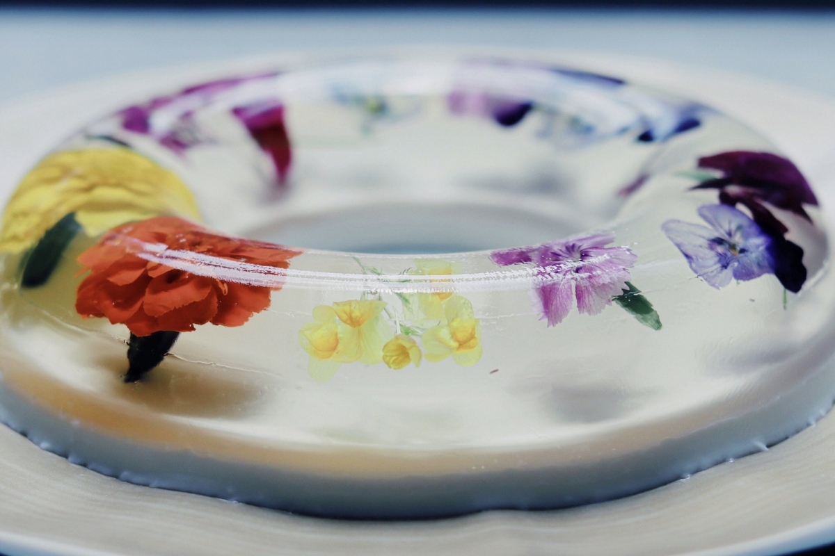 她將凍餅打造成甜甜圈的模樣，配上色彩斑斕的鮮花