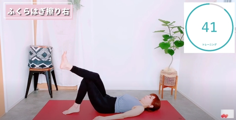 【瘦肌肉腿運動】之後左腳屈膝貼在地上,而右腿則置於左腳的膝蓋上方,來回移動打圈按摩小腿腿肉