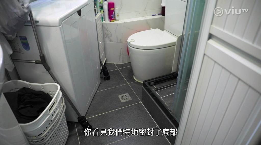 在主持人巡廁所時,Ray就透露家人的最大煩惱,廁所中的一個銀色儲物架,雖然可以放置不少東西,但是鐵架的兩隻「腳」,就在通道上突出了一角,不時也會踢到,非常困擾。Ray指為了解決這個問題他就選擇包著鐵架,就算踢到也不會受傷。主持人指其實這個方法也是治標不治本的懶方法,應該從根本問題入手。