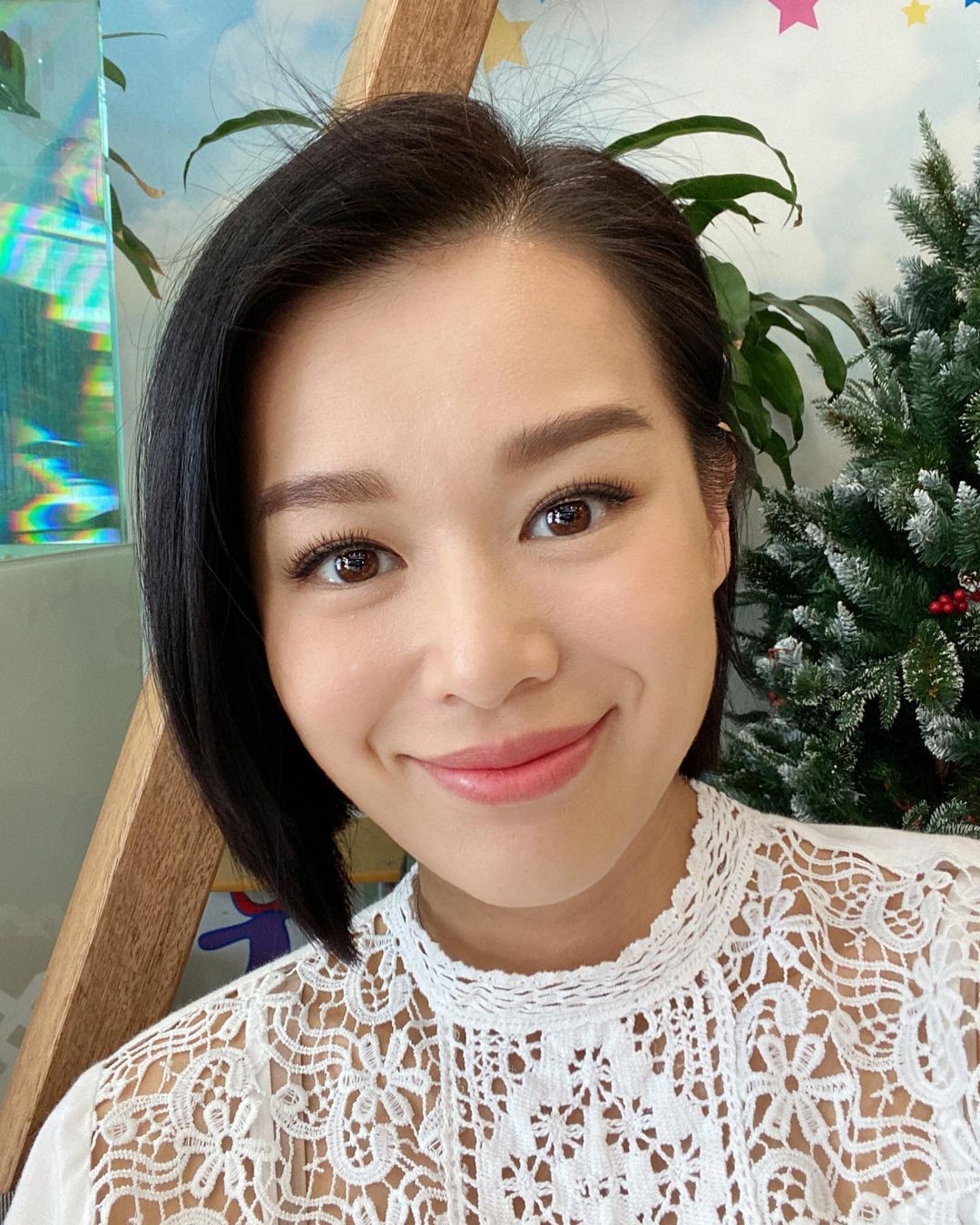 【香港女明星學生相】現時已為兩子之母的杏兒也很少出現在幕前的演出,保養的宜的她看起來仍有年輕感~