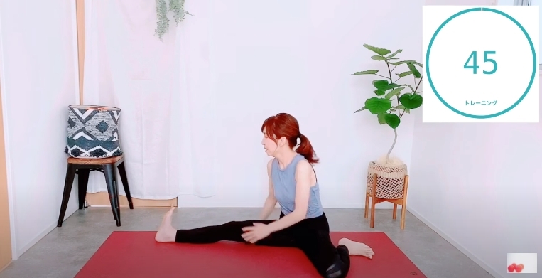 【瘦肌肉腿運動】接下來就要好好拉伸小腿的肌肉,先坐在地上,之後伸直右腳