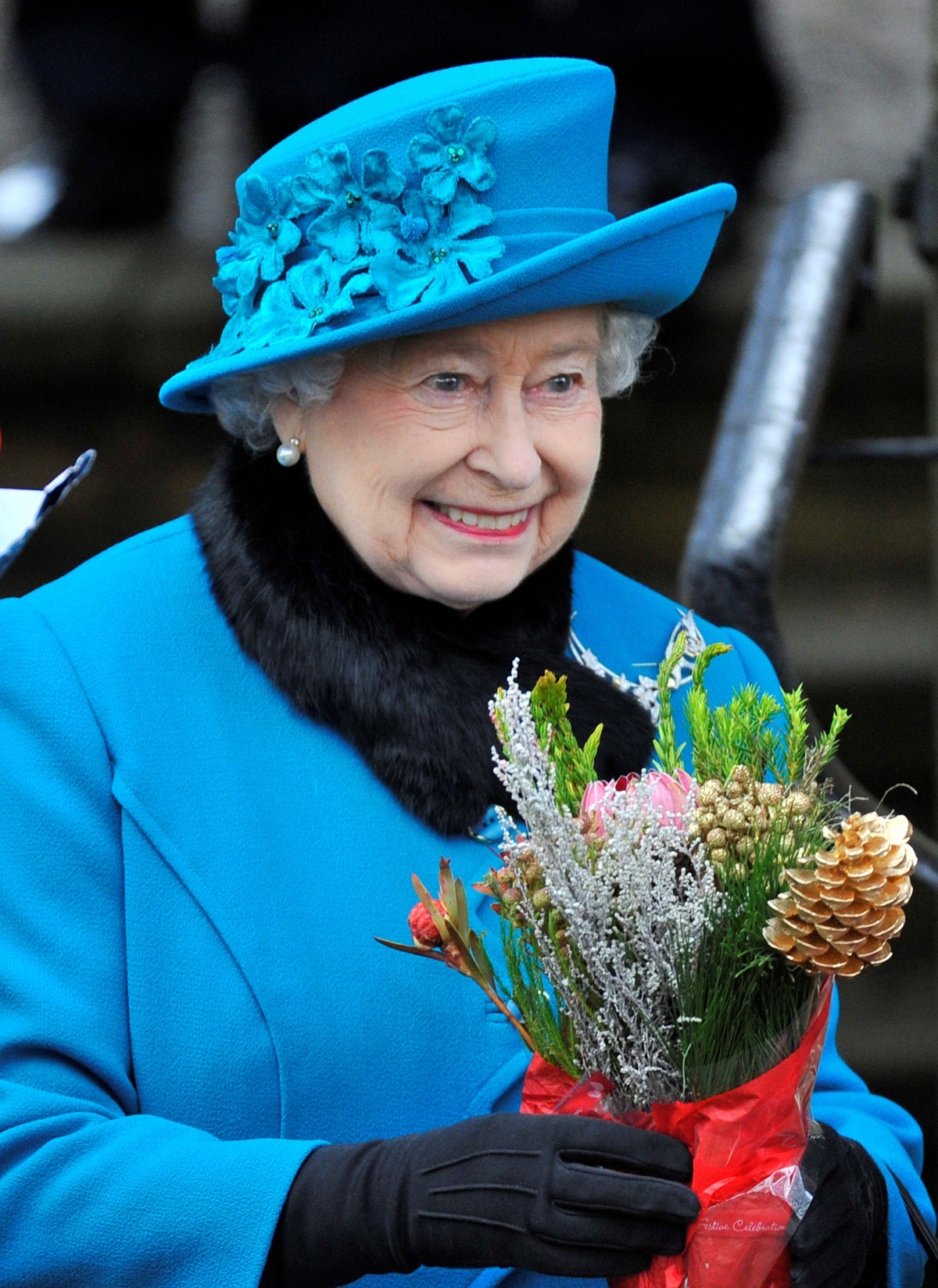 【英國王室】英女王伊利沙白二世（Queen Elizabeth II）近日徵私人助理，在LinkedIn所貼出的聘請啟事中，顯示了超高的薪水及福利而引來了全球關注。