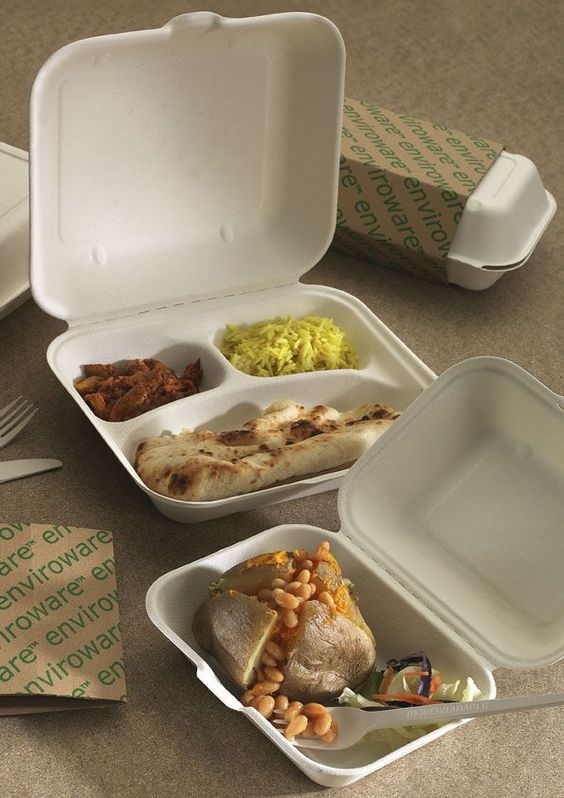 侍應見狀就首先展露有禮貌的微笑，示意客人違規行為已被他發現，如果臉皮薄的避免尷尬就理應停手，誰料該客人竟不再偷偷摸摸，更光明正大地放進袋子裏。