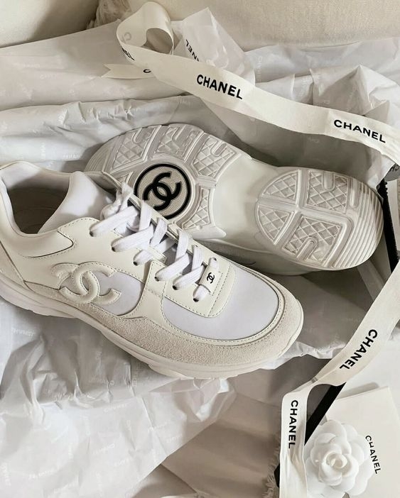 想投資一雙名牌休閒運動鞋，的確有不少選擇，而大家大概亦未會第一時間想到 Chanel 的出品！
