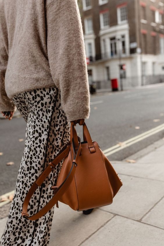 LOEWE 近年的人氣絕對不輸其他經典名牌子，被譽為「西班牙愛馬仕」的 LOEWE