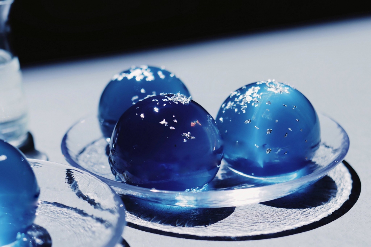 因此小編就在此推薦一位由日本食物藝術家Tomei Nohito所創作的一系列「透明甜品」