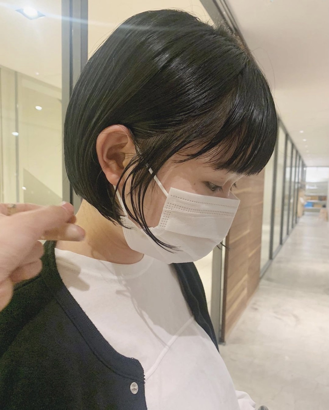 第四階段頭髮就開始有曲線感，不再爽朗的感覺，所以看起來濃厚的頭髮就要不時加以整理，讓頭髮看起來不塌，可能要加重定型，這個階段是最難挨的！