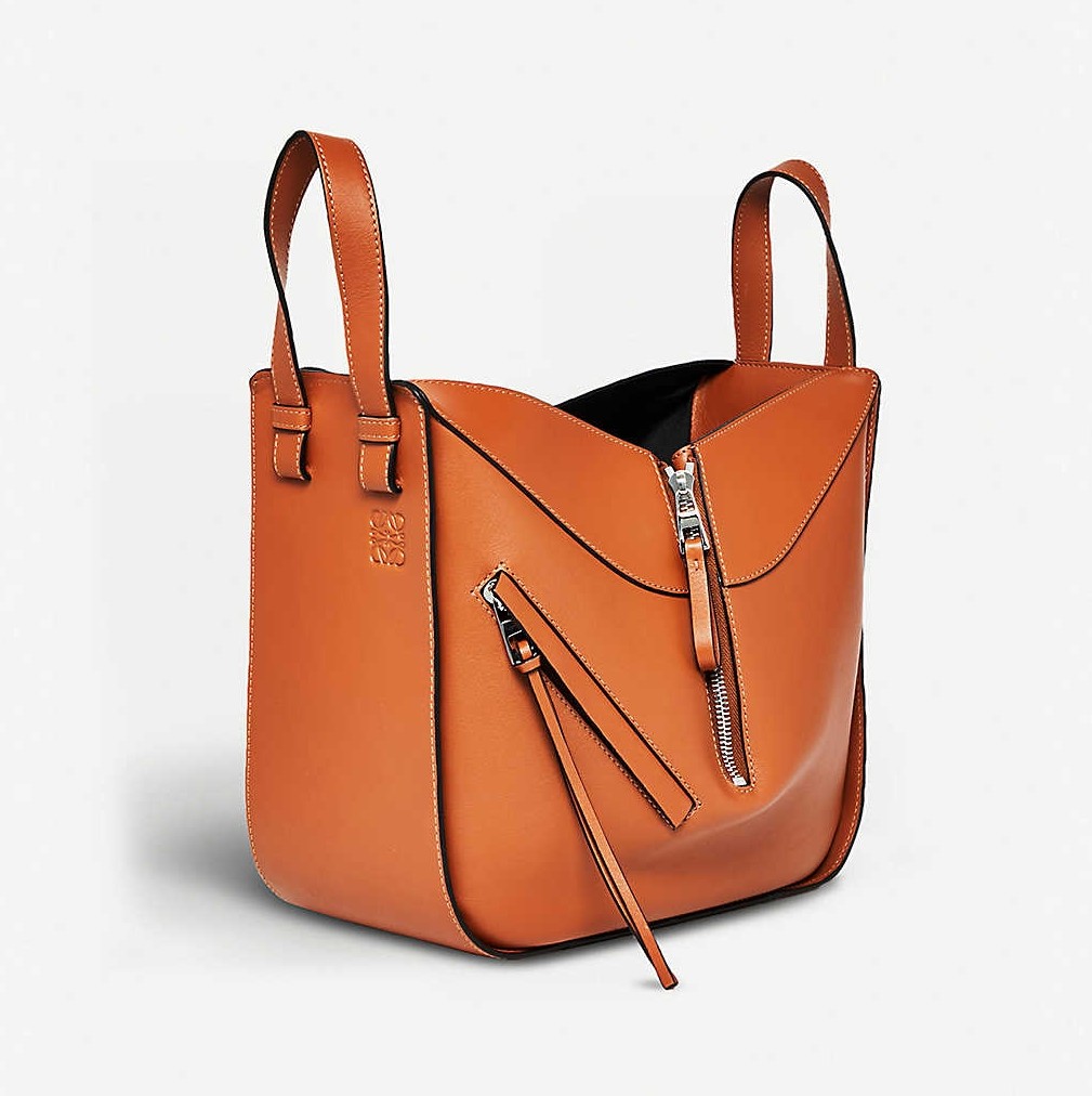 【LOEWE名牌手袋】這款LOEWE「Hammock」手袋相信大家也不陌生，以拉鍊式設計取代日常較常見的抽繩開合式，手提及側揹可變出不同的個性